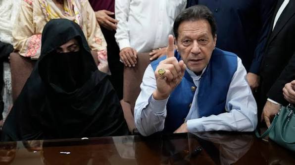 عمران خان، بشریٰ بی بی کی قید تنہائی کے خلاف درخواست سماعت کیلئے مقرر