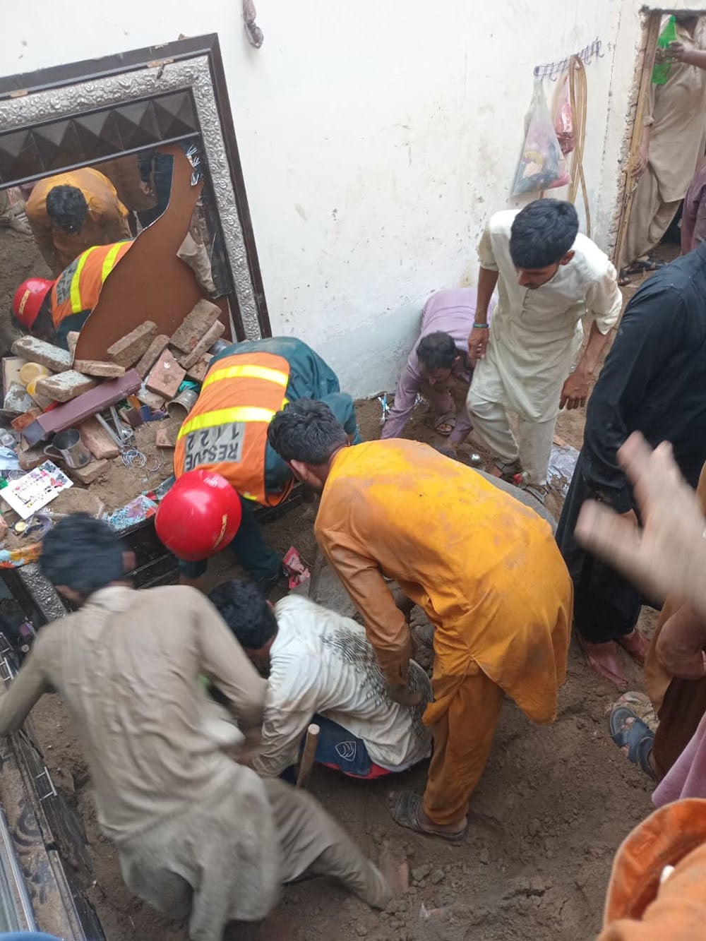 لاہور: کاہنہ میں ٹیوشن پڑھنے کے دوران چھت گرنے سے 14 بچے جاں بحق