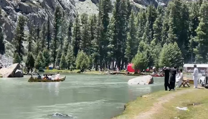سوات : جھیل سیف اللہ میں کشتی ڈوب گئی جس سے 1 ہی خاندان کے 5 سیاح جاں بحق