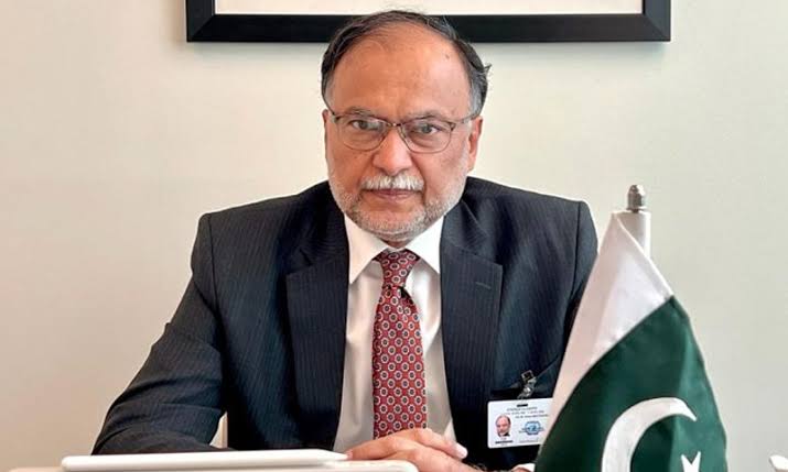 فضل الرحمان کا فوجیوں کی قربانی کو تنخواہ کا معاوضہ کہنا اسلامی تعلیمات اور اخلاق کے منافی ہے: احسن اقبال