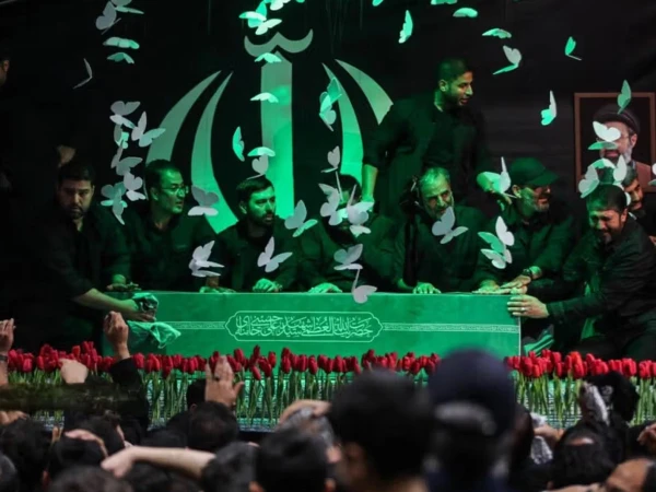 شہید سپریم لیڈر علی خامنہ ای کی آخری رسومات کا آغاز، تابوت کو تہران کی جامع مسجد پہنچا دیا گیا