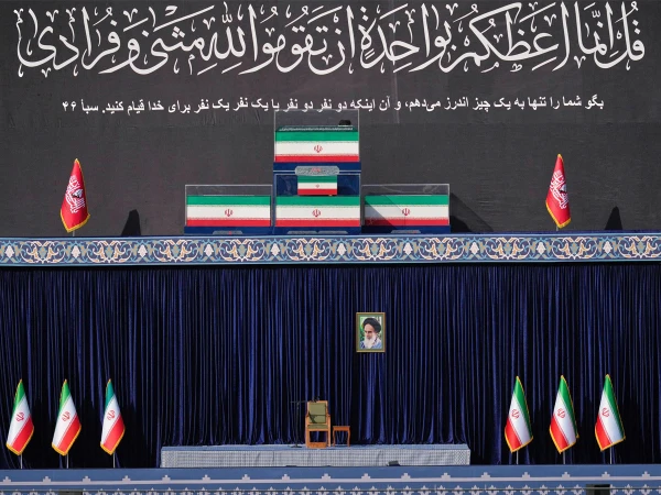 شہید خامنہ ای اور اہلخانہ کی میتیں شیشے کے تابوت میں عوامی دیدار کیلئے رکھ دی گئیں